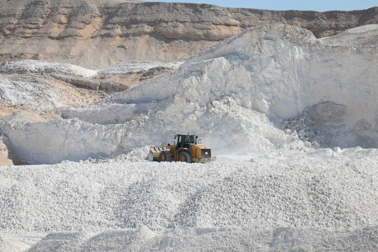 Mineral source with loading equipment