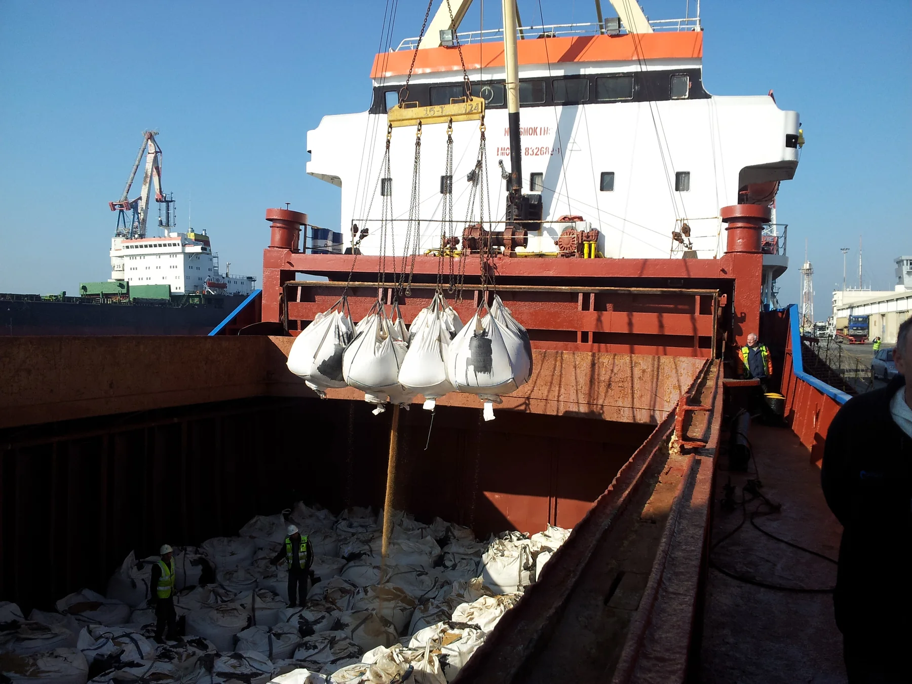 Big bags being handled during vessel loading
